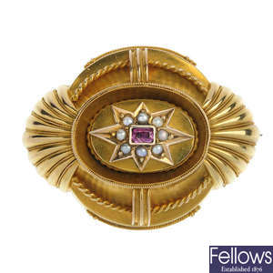 A late Victorian 15ct gold topaz and split pearl brooch.