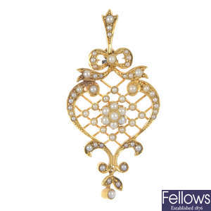 An early 20th century 15ct gold split-pearl pendant.
