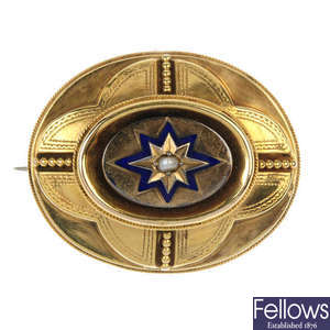 A late Victorian 18ct gold mourning brooch. 