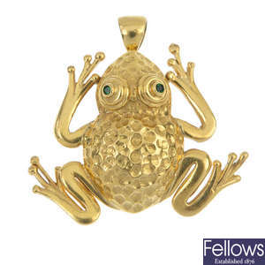 An 18ct gold gem-set frog pendant. 