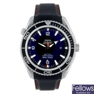 (154723) OMEGA - a gentleman's stainless steel Seamaster Planet Ocean'Casino Royal' bracelet watch.