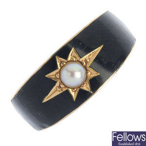 A late Victorian 15ct gold split pearl and enamel memorial ring. 