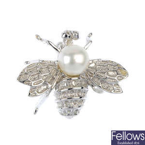 A cultured pearl bee brooch.