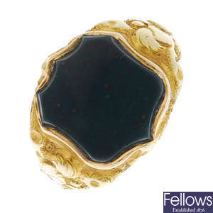 An early 20th century 15ct gold bloodstone signet ring.