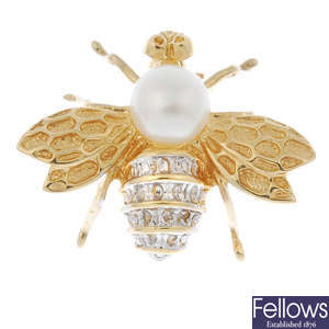 A cultured pearl bee brooch.
