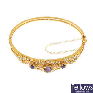 A 9ct gold amethyst and split pearl hinged bangle.
