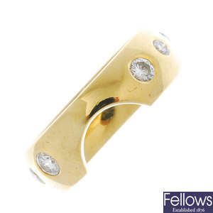 An 18ct gold diamond shaped band ring.
