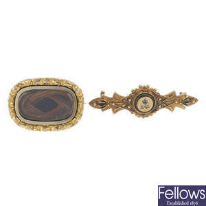  Two late Victorian brooches. 