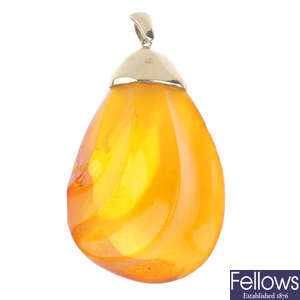 A 9ct gold amber pendant.