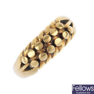 An 18ct gold keeper ring.