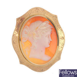 An 18ct gold cameo brooch.