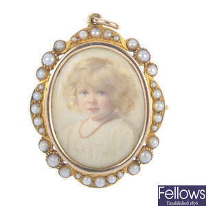 An early 20th century, 15ct gold portrait and split pearl brooch.