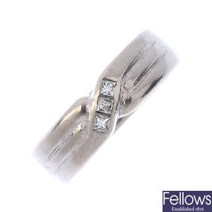 An 18ct gold diamond three-stone crossover band ring.