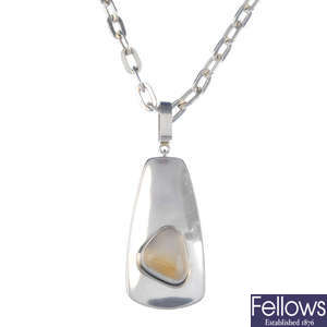 GIERTTA - an agate pendant and chain.