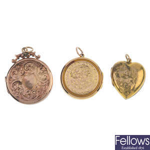 A selection of three early 20th century lockets.