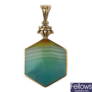 A 9ct gold dyed agate pendant.