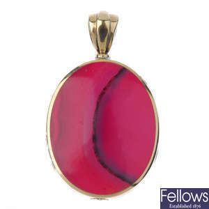 A 9ct gold dyed agate and mother-of-pearl pendant.
