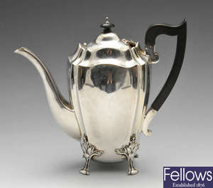 An Edwardian silver hot water pot. 