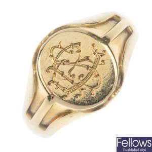 A gentleman's early 20th century 9ct gold signet ring. 