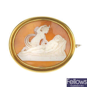 A mid 20th century gold shell cameo brooch.