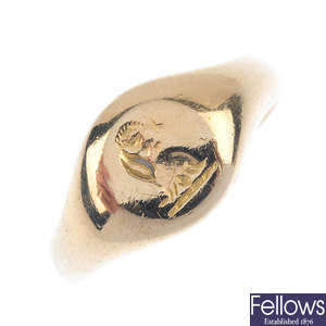 An early 20th century 18ct gold signet ring.