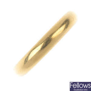 A 1930s 22ct gold band ring. 