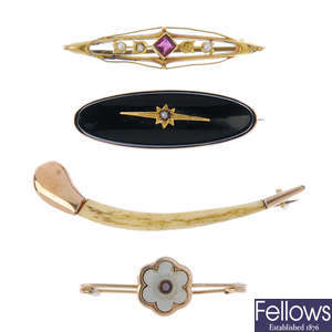 A selection of mainly late 19th to early 20th century brooches.