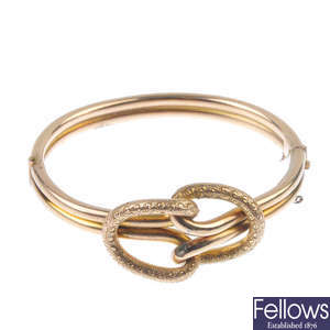 An early 20th century 9ct gold hinged bangle. 