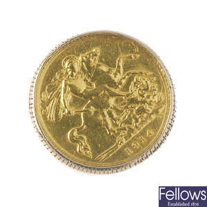 A 9ct gold mounted half-sovereign ring. 