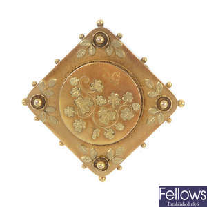 An early 20th century gold foliate panel brooch. 