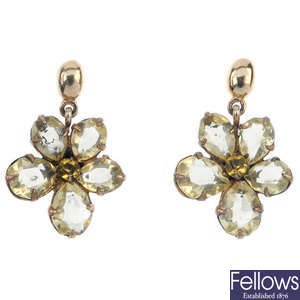A pair of yellow gem floral ear pendant. 