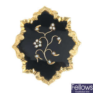 A late Victorian 9ct gold enamel and split pearl memorial brooch. 