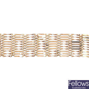 A 9ct gold gate bracelet. 