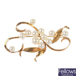 A cultured pearl brooch.