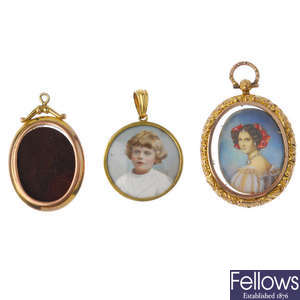Three late 19th to early 20th century 9ct gold photograph pendants.