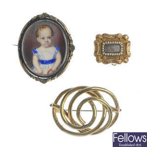 A selection of late 19th century jewellery.