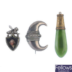 A selection of late 19th to early 20th century jewellery.