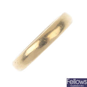An early 20th century 22ct gold band ring. 