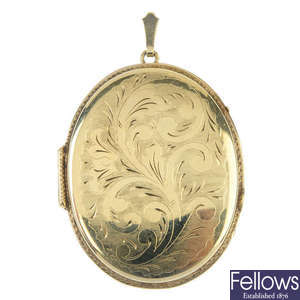 A 9ct gold locket.
