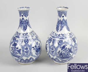 A box containing a pair of Chinese blue and white vases