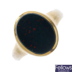 An Edwardian 18ct gold bloodstone signet ring.