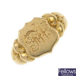 An Edwardian 18ct gold signet ring.