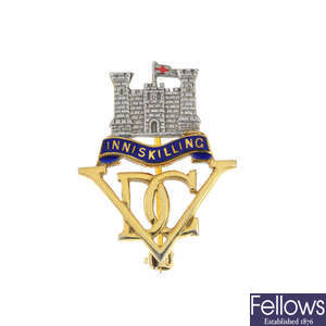 A 9ct gold Inniskilling Dragoon Guards enamel brooch.