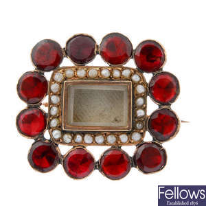 A garnet and split pearl mourning brooch. 