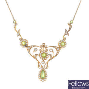 An early 20th century 15ct gold peridot and split pearl necklace.