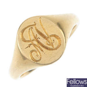 A 1920s 18ct gold signet ring.
