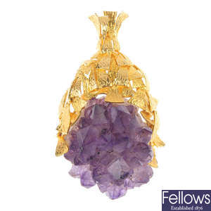 A 1970s 9ct gold amethyst geode pendant.