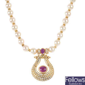 A diamond and ruby imitation pearl necklace.
