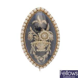 A George III gold and split pearl memorial brooch.