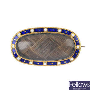 An early 19th century 9ct gold mourning brooch. 